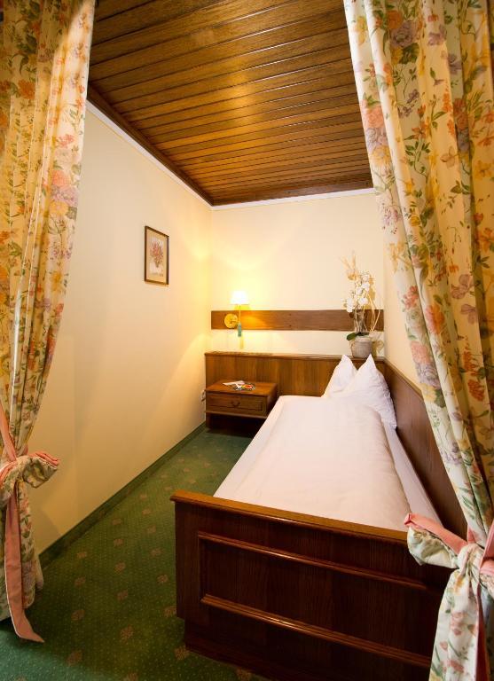 Hotel Landgasthof Altwirt Seeham Rum bild